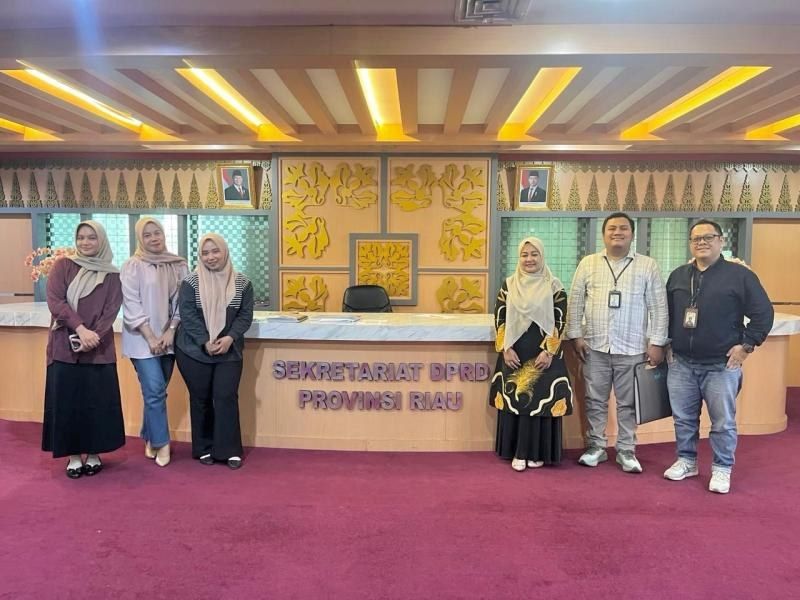 Nasywa bersama rekan di Sekretariat DPRD Provinsi Riau