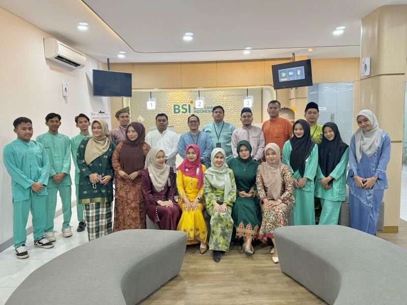 Nasywa bersama tim kantor cabang Bank Syariah Indonesia
